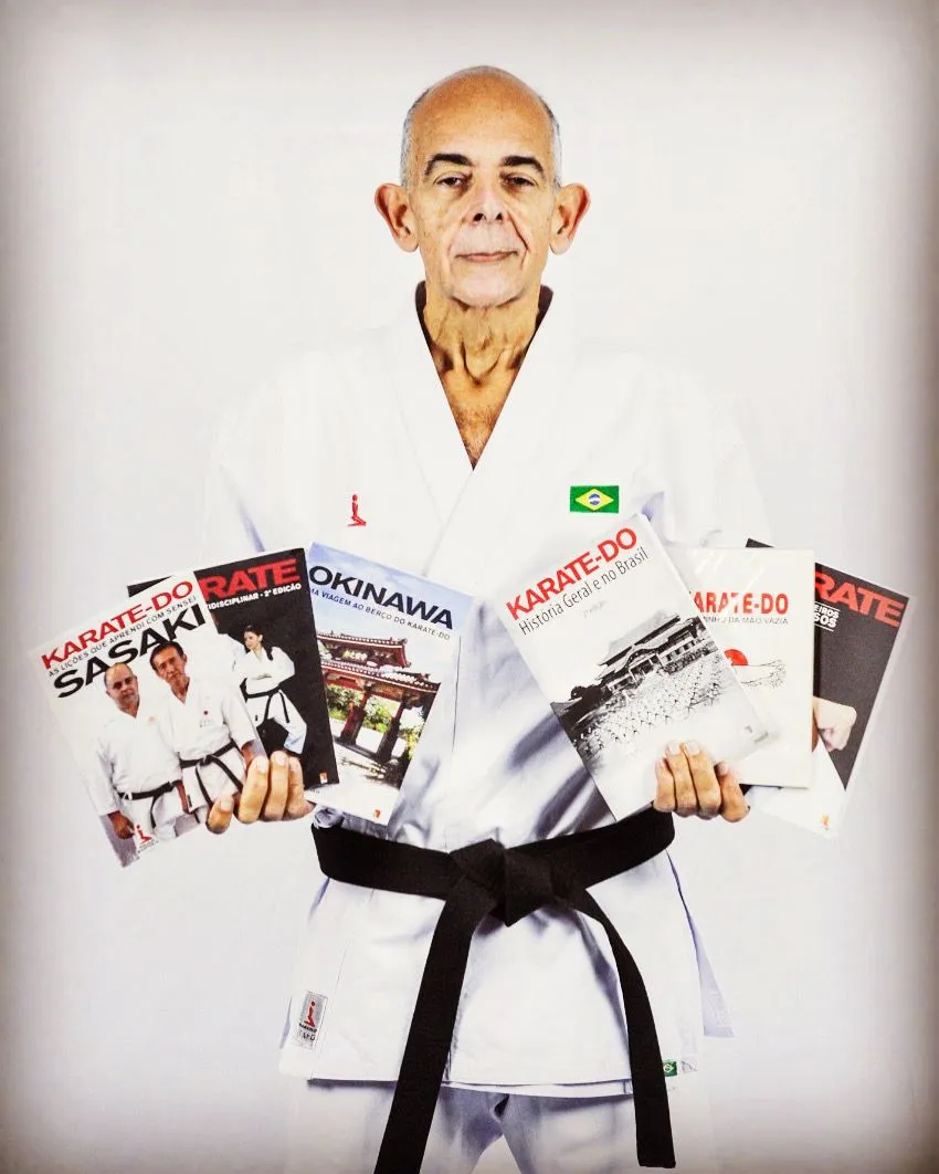 Prof. Paulo Bartolo com seus livros